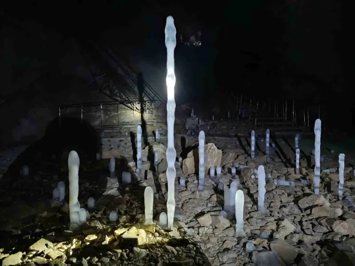 Редкие ледяные кристаллы выросли в пещере Шульган-Таш − они могут легко пропасть