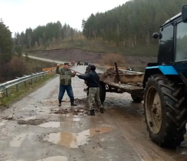 Жители Башкирии не вытерпели и сами отремонтировали дорогу