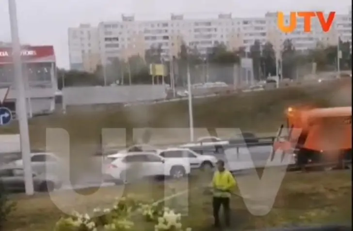 В Уфе коммунальщики поливали клумбы во время дождя