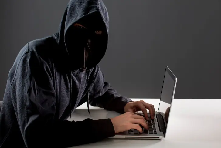 Патриотизм как приманка: на что пойдут мошенники в День народного единства