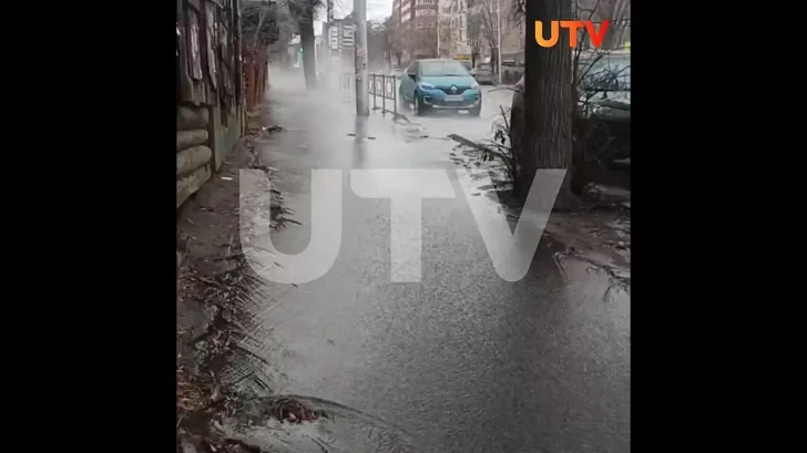 В Уфе залило дороги из-за засора