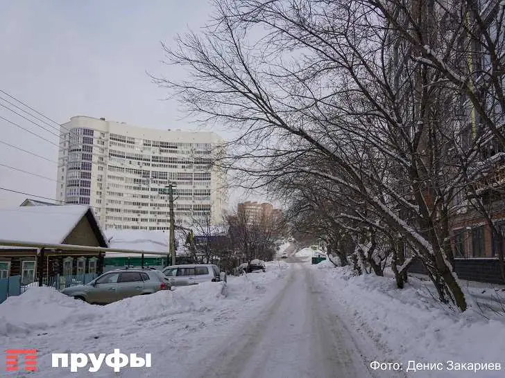 Южный микрорайон: обугленные избы в тени «человейников». Как живет район в Уфе, в котором скоро снесут 34 дома