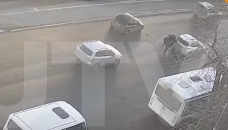 В Уфе мужчина на мопеде врезался в иномарку на полном ходу – видео