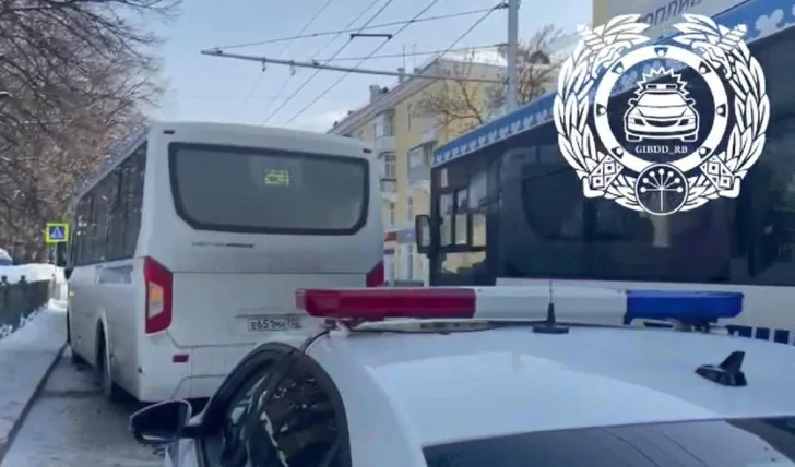 В Уфе во время столкновения автобуса и ПАЗа пострадала 5-летняя девочка