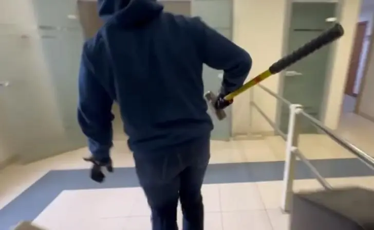 В Екатеринбурге в редакцию пришли силовики с кувалдой - были задержаны журналисты