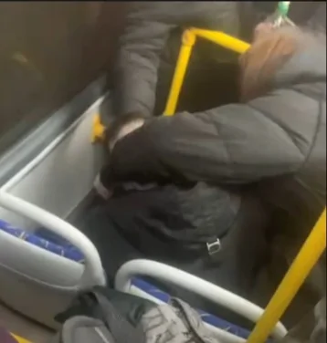 «Было очень душно». В Уфе молодой человек упал в обморок прямо в автобусе