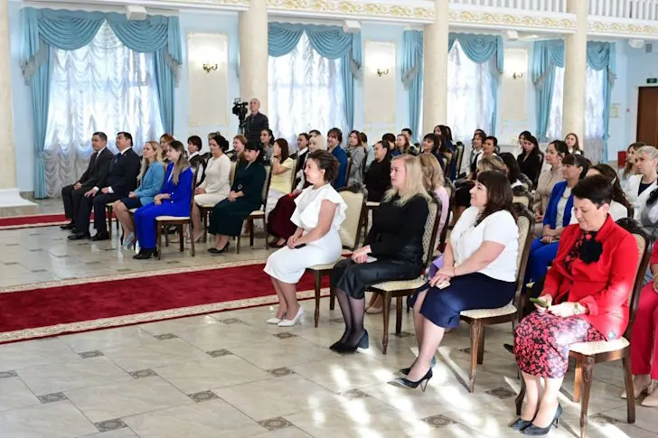 Хабиров вручил 575 тысяч рублей воспитателям детских садиков