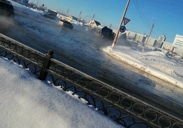 В Мелеузе из-за прорыва трубопровода затопило улицу