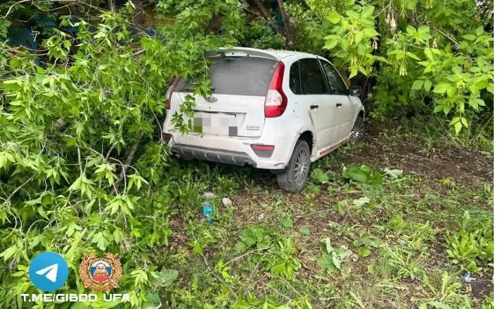 В Уфе ребенок разбился в машине, которая влетела в дерево