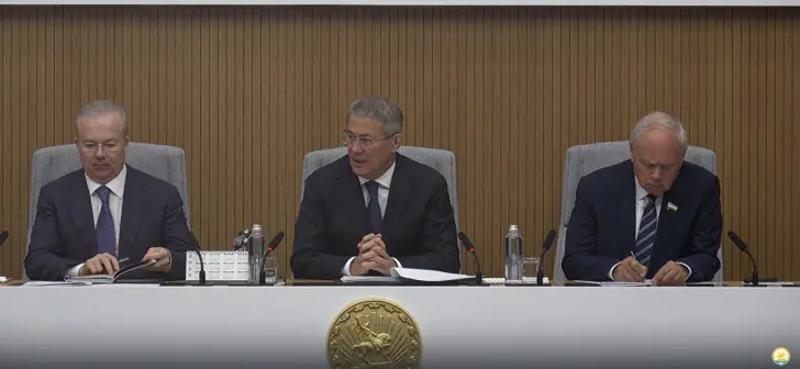 На столе Хабирова появилась статуэтка солдата с оружием – известно, откуда она