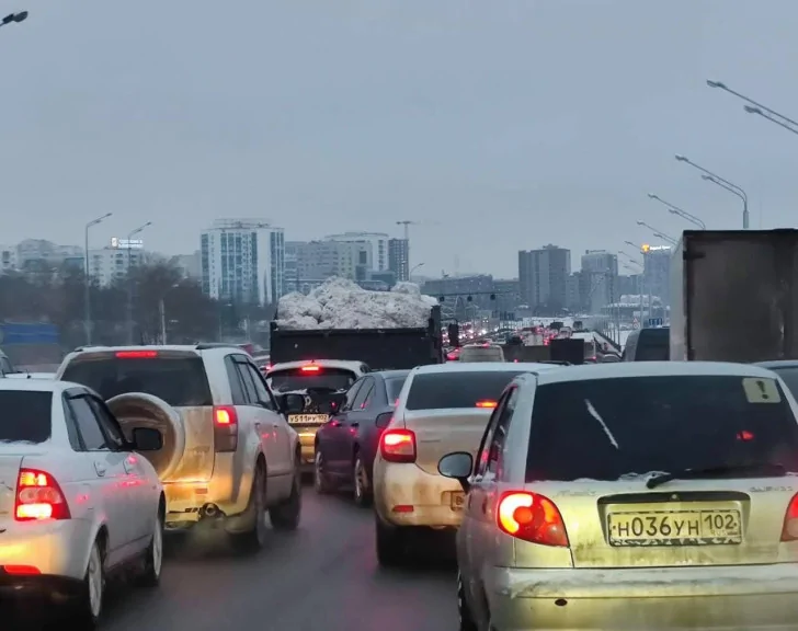 «Это Обама!»: уфимцы заметили машину, которая завозит снег в город