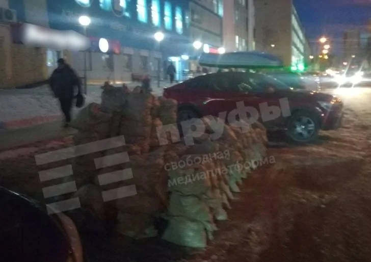 Уфимцев напугали подозрительные мешки рядом с ТЦ