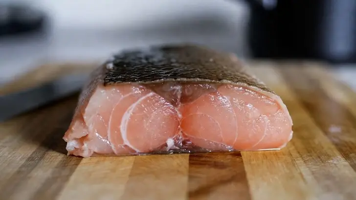 Россия кормит Азию: как экспорт красной рыбы бьёт по кошелькам россиян