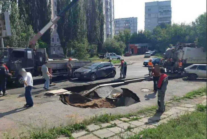 Машина ушла под землю – в Уфе новый карстовый провал 