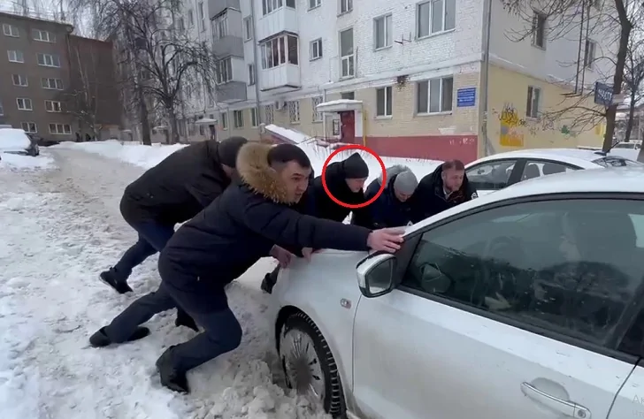Мэру Уфы пришлось толкать машину, застрявшую в сугробах