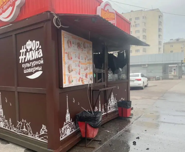 В Уфе засняли, как горит киоск «Шавермы по-питерски» 