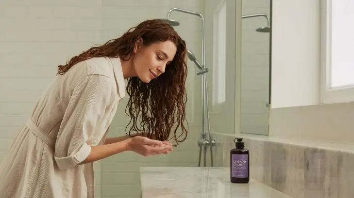  «Вы рабы шампуня»: дерматовенеролог vs блогеры – о частом мытье волос