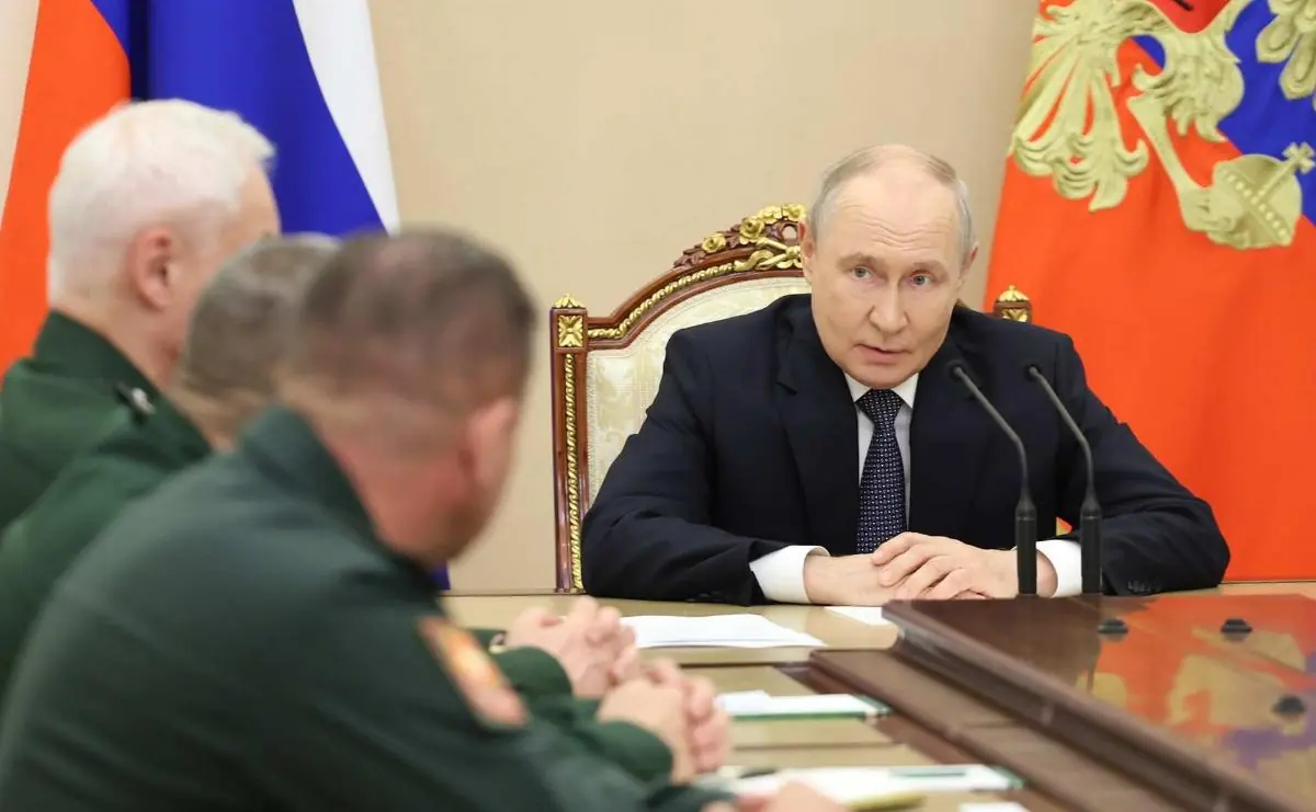 На фоне слухов о мобилизации Путин встретился с генералитетом Минобороны. Армию ждут 5 изменений