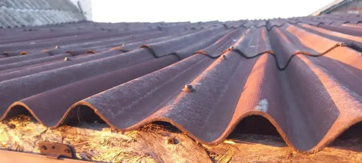 Газобетон, поликарбонат, ондулин и деревянные заборы – скупой платит дважды: во что превращается дом спустя 5 лет