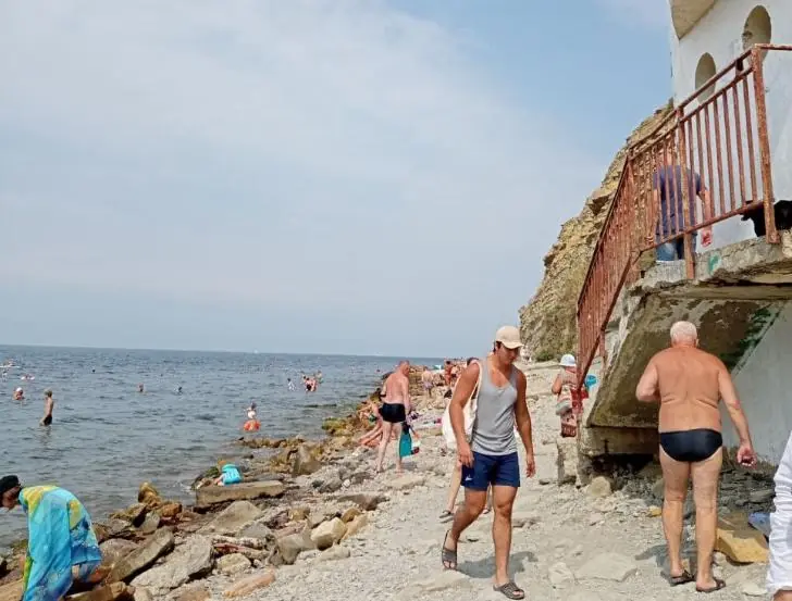 Анапа – пляж из глыб. Где скрытно купаются туристы после запрета на песчаных пляжах