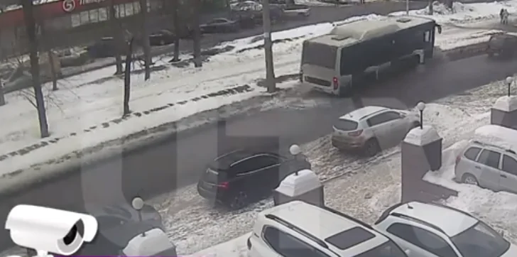 В Уфе водитель автобуса въехал в сугроб, чтобы избежать ДТП