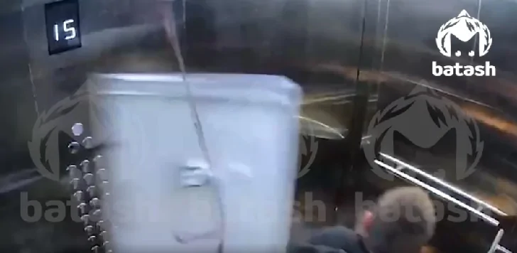 Потолок лифта обрушился на головы уфимцев