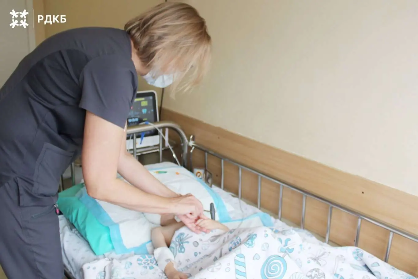 3-летняя девочка, выброшенная из окна собственным отцом, начала двигаться и говорить