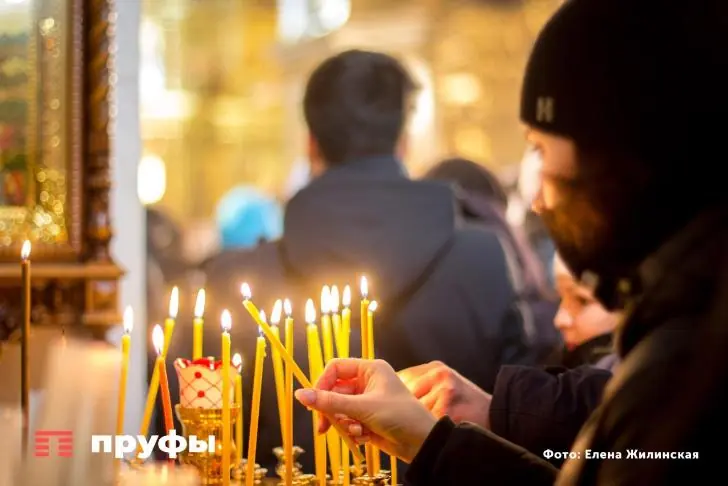 Путин подобрал игрушку, улетевшую от звука церковного пения ему под ноги