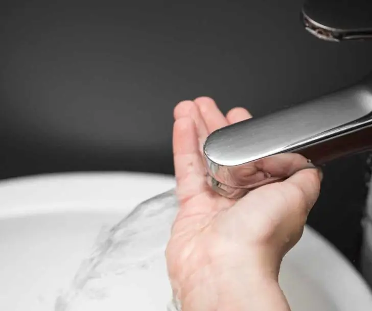 Жители Уфы жалуются на запах лекарств из водопроводной воды