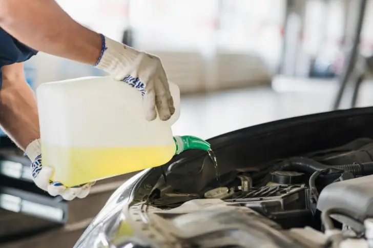 Эксперт Дорохов предупреждает: смешение антифризов может вывести из строя двигатель