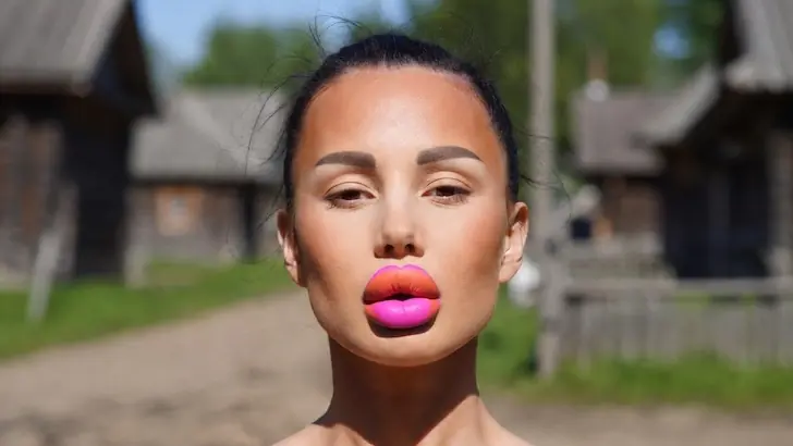 Такой макияж — прошлый век: назвали ошибки, которые делают образ устаревшим