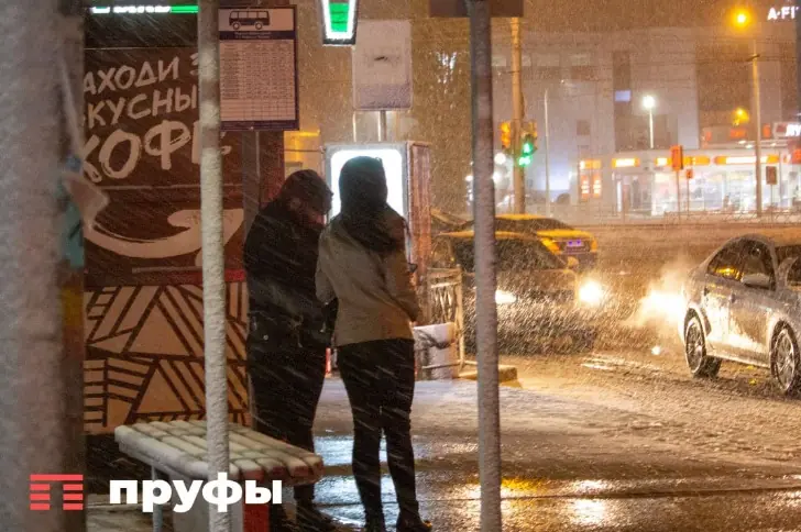 В России предложили не штрафовать водителей за невидимую разметку в снегопад 