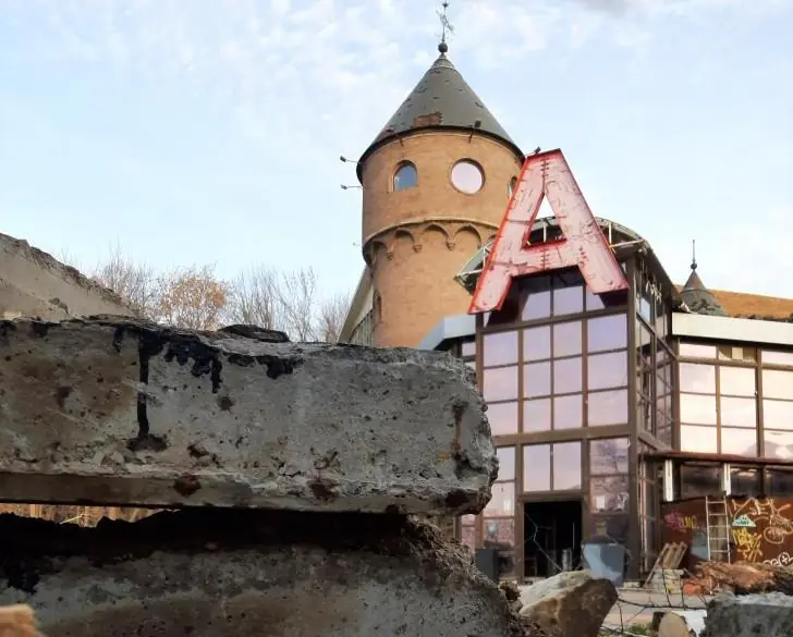 «Завсегдатаями А-кафе были чиновники, бандиты и проститутки»: что известно о скандальном ресторане, который пойдет под бульдозер