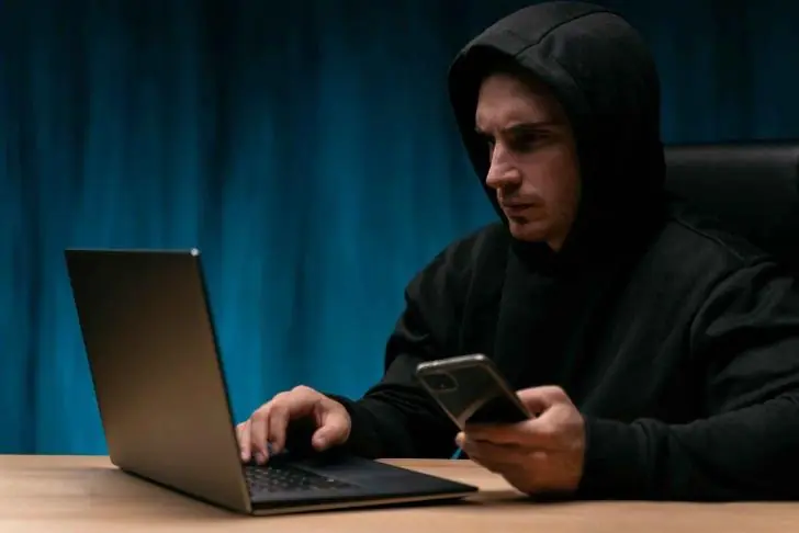 Т-банк предупредил: мошенники выводят деньги через знакомых жертвы