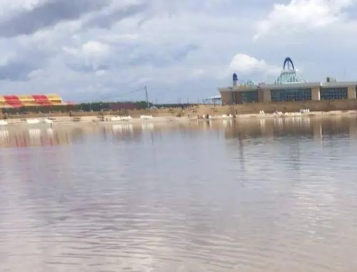 Курорт в Соль-Илецке открылся, но жители недовольны: концентрация соли не та, на входе бетонные блоки 