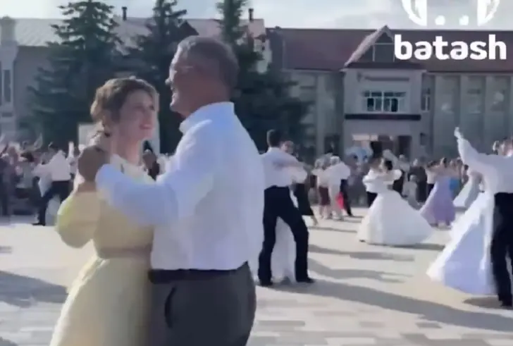 Радий Хабиров закружился в танце с Каринэ в Бирске