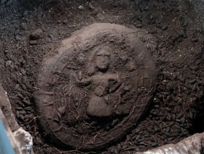 Археологи в Турции нашли 1300-летний хлеб с изображением Иисуса Христа