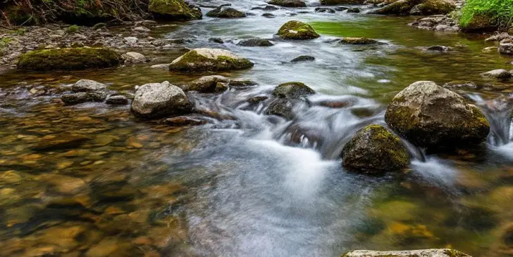 Чудо-источник нашла девушка на Урале – вода там течет крайне необычно 