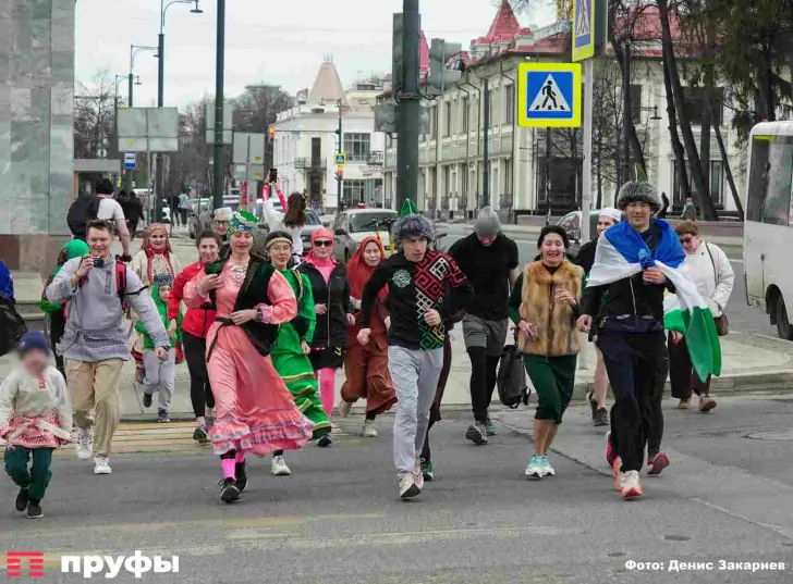 Без старта и финиша, но с чувством единения. Фоторепортаж с забега в национальных костюмах в Уфе