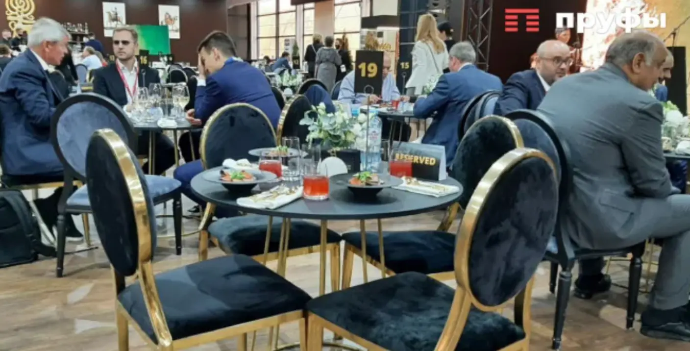 Крем-суп с крабом, уха из форели, филе морского карася: стало известно, сколько стоит обед на ПМЭФ 