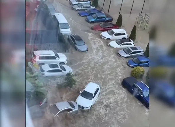 Мощный поток воды затопил двор жилого комплекса в Сочи: жители публикуют видео