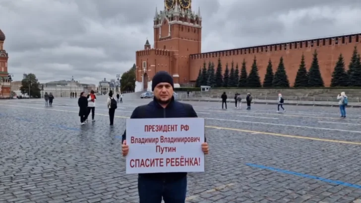 «Спасите ребенка»: на Красной площади снова задержали отца больного мальчика