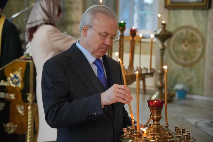 Андрей Назаров поставил свечку Николаю Чудотворцу 