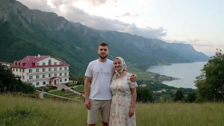 Семья из Брянска бросила всё и уехала в Абхазию — теперь они владельцы популярного отеля
