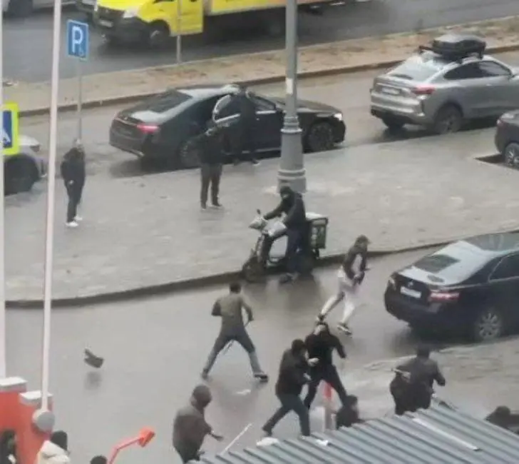 Мигранты устроили массовую драку с лопатами на стройплощадке в Москве