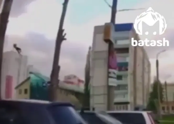 Восьмиклассница упала с крыши в Башкирии