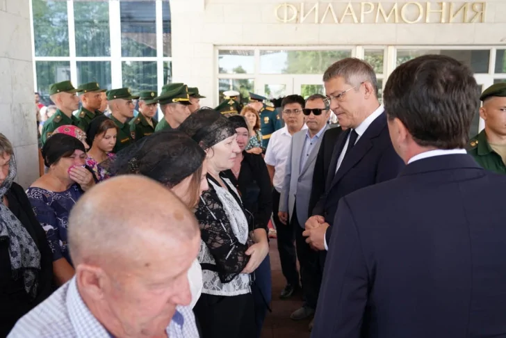 Радий Хабиров посетил похороны офицера, погибшего на Украине