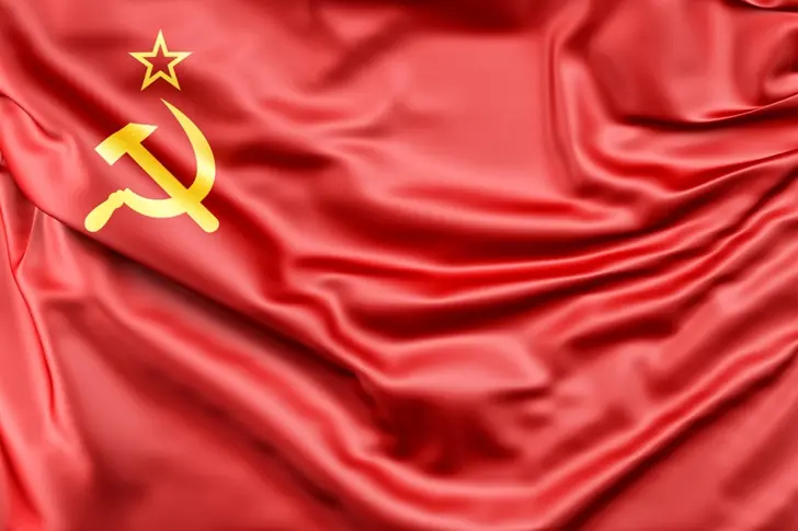 «Ворота на замок не закрывали, давали бесплатные квартиры»: было ли жить лучше в СССР?