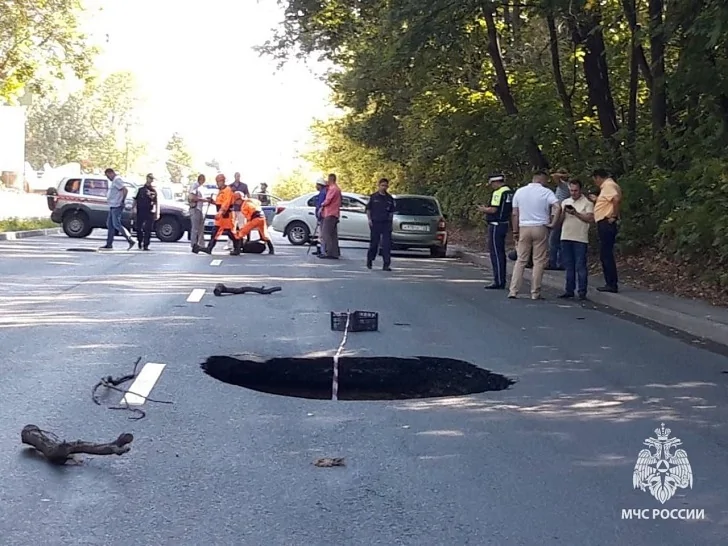В Уфе на дороге образовалась трехметровая дыра