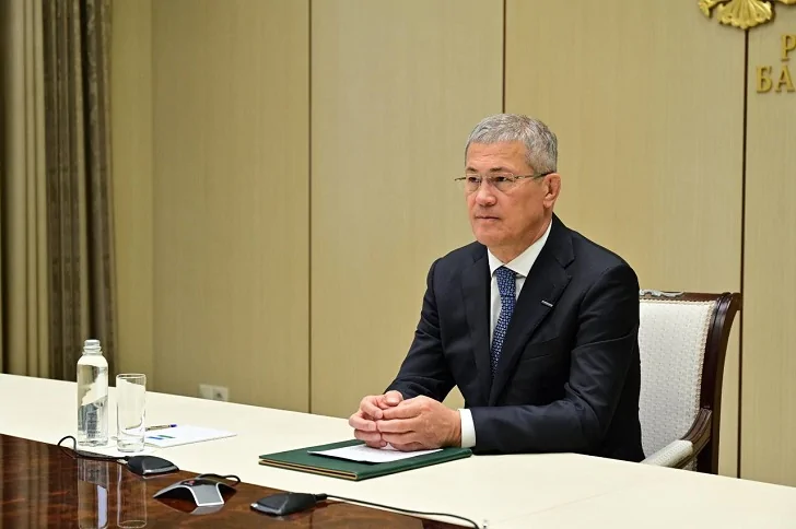 «Своих не бросаем» и «башкир с папочкой»: цитаты Хабирова собрали в книгу